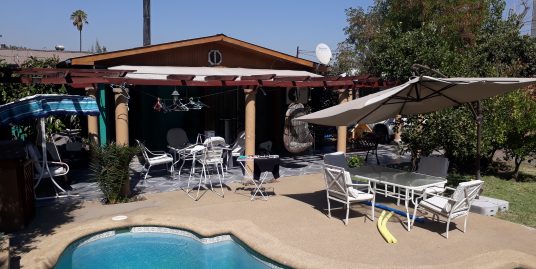 EN VENTA AMPLIA CASA CON PISCINA . SAN MIGUEL. R.M